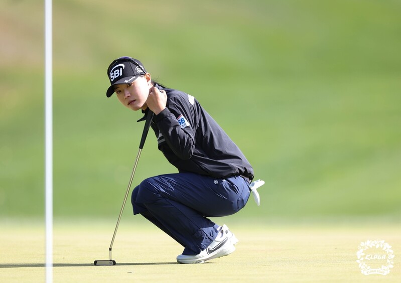 제주서 강한 이소미, KLPGA 에쓰오일 챔피언십 3R 상위권 도약