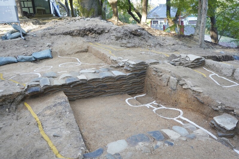 부소산성서 기와로 쌓아 만든 건물터 확인…"왕궁급 건물 추정"