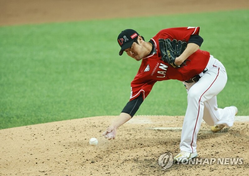 Veteran pitchers enjoying new experience on KBO's biggest stage