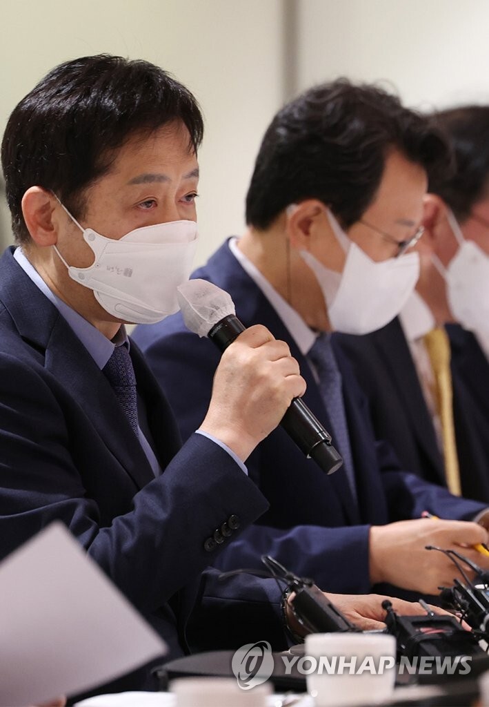 Top regulator, bank chiefs vow to cooperate in stabilizing debt market amid credit crunch woes