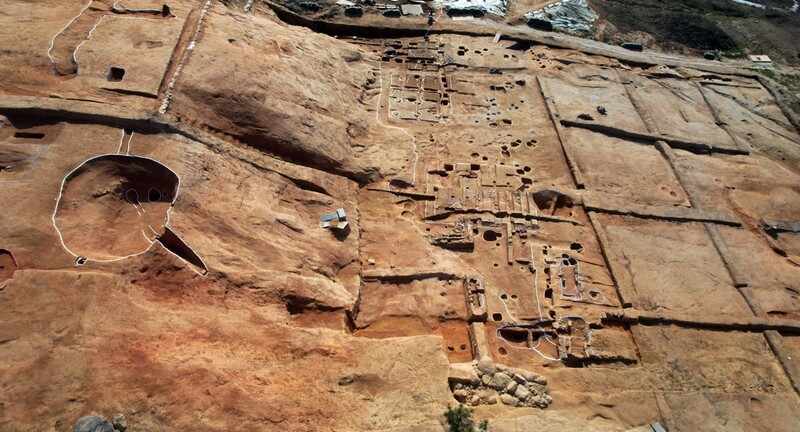 '사비도성 이궁터' 부여 화지산서 대규모 기와 건물단지 확인