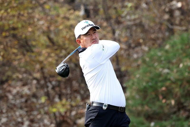한승수 '어게인 2020'…KPGA 최종전 첫날 9언더파 선두