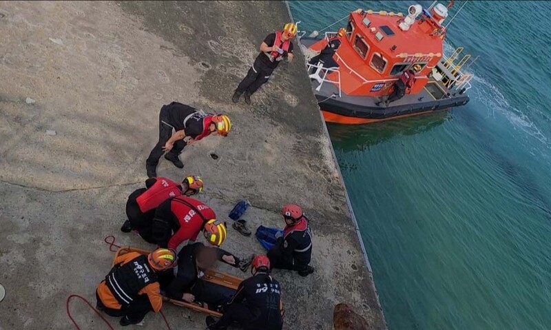 "반려견 구하려다"…동해서 방파제 아래 추락한 50대 구조