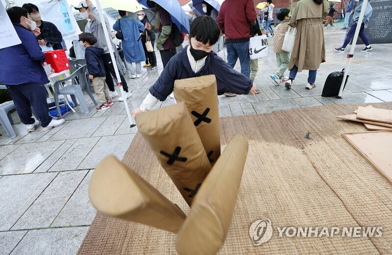 윷가락 던질 때마다 온 가족 웃음꽃…'윷놀이' 무형문화재 됐다