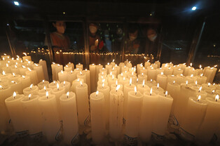 [K-Geography] Prayer at temple ahead of college entrance exam