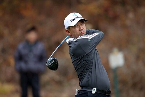54홀 최소타 한승수, 2년 만에 정상 예약…KPGA 최종전 3R 선두(종합)