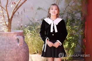 Debut singers of the 2000s climbing charts... to appeal "New Feeling" to Gen Z