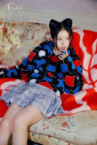 Teaser photos of girl group NMIXX's Kyujin and Jiwon for new digital single 'Funky Glitter Christmas'