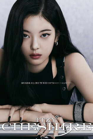 Concept photos of ITZY Lia and Ryujin for new mini album 'CHESHIRE'