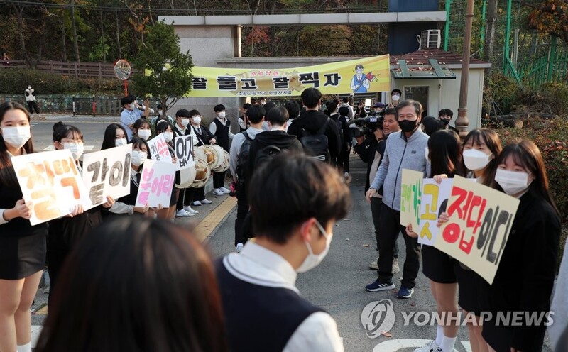 (2nd LD) S. Korea's new COVID-19 cases rise more than 11,000 on-week