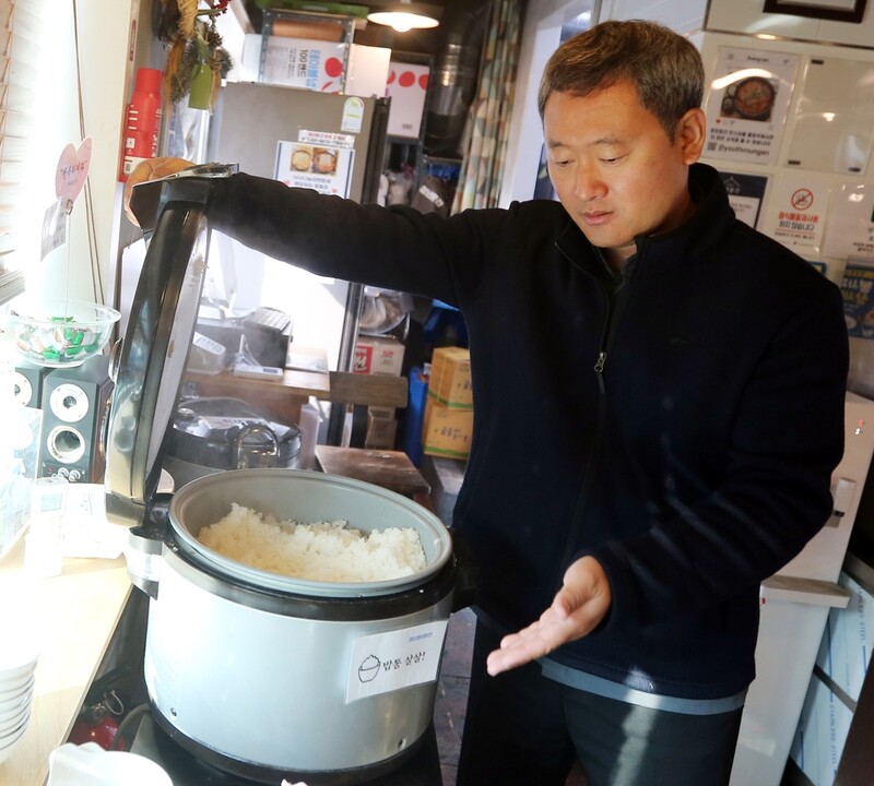 영화감독 키우는 '3천원 김치찌개' 신부…"꿈 있는 청년 지원"