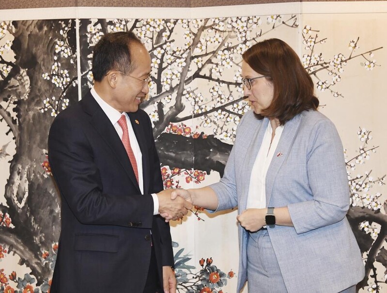 Finance chiefs from S. Korea, Poland discuss arms, nuclear plant exports