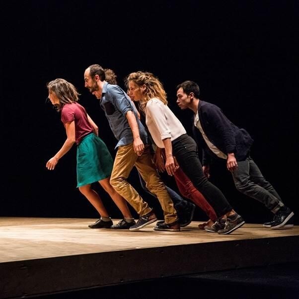 요안 부르주아의 중력 퍼포먼스 '기울어진 사람들' 한국 초연