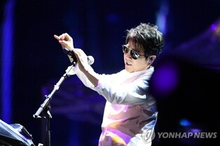 Music industry surprised by Cho Yong-pil’s new music… “Fierce punch like young rocker”