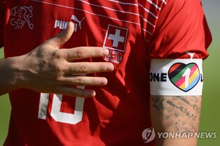 [월드컵] 무지개 티셔츠 입은 미국 기자, 요원 제지로 경기장 못 들어가