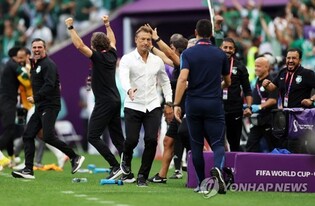 [월드컵] 우승후보 아르헨 잡은 사우디 르나르 감독 "역사를 만들었다"