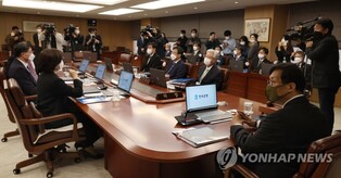 (3rd LD) BOK hikes policy rate by quarter point, lowers growth projection for next year