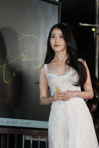 IU at Blue Dragon Awards