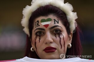 [월드컵] 정치적 충돌로 얼룩진 이란 경기장…킥오프하자 '원팀'