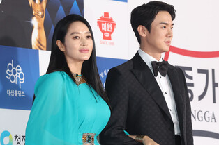 Kim Hye-soo and Yoo Yeon-seok at Blue Dragon Awards