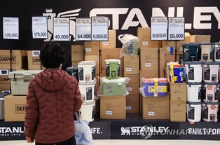 덜 추운 겨울의 소비…아웃도어 판매 늘고 봄나물 이른 출하