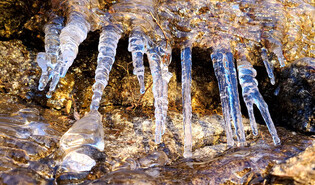 [K-Geography] Icicles hang on roadside