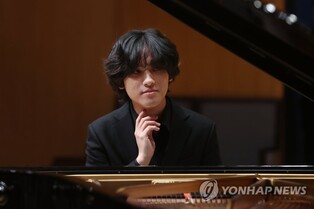 '황제' 앨범 낸 임윤찬 "소외된 분들과 음악 나누고 싶어요"