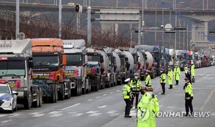 Biz community urges truckers to stop strike, come to table for talks