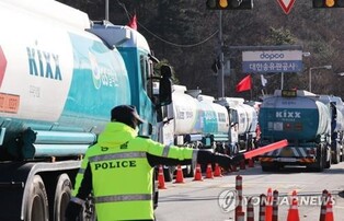 (LEAD) Talks between gov't, striking truckers fall through