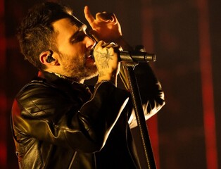 Maroon 5 performs in Korea..."I love this momemt of singing together"