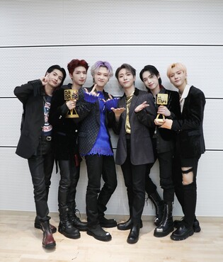 Xdinary Heroes wins 'BEST NEW MALE ARTIST' and 'BEST BAND PERFORMANCE' at 2022 MAMA AWARDS