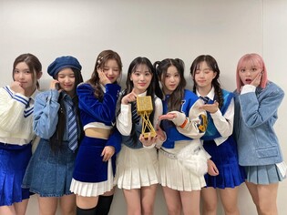 Photos of NMIXX at 2022 MAMA with 'Favorite New Artist' award