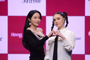 Individual and group photo of Hong Jin-young and Frawley during media showcase of 'Color Mood'