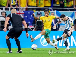 [월드컵] '메시 토너먼트 첫 골' 아르헨티나, 호주 2-1 누르고 8강 진출