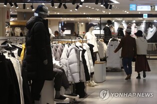 백화점 겨울 세일 매출 추위에 울고 웃었다…한파와 함께 반등