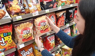 새우깡 왕좌 노린다…CU 롯데리아 양념감자 스낵 매출 1위