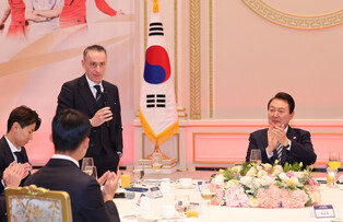 [Moment to Focus] Yoon hosts dinner for nat'l football team