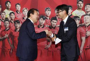 [Moment to Focus] Yoon hosts dinner for nat'l football team