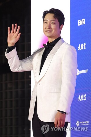 '헤어질 결심' 대종상 작품상 수상…남녀주연상 박해일·염정아