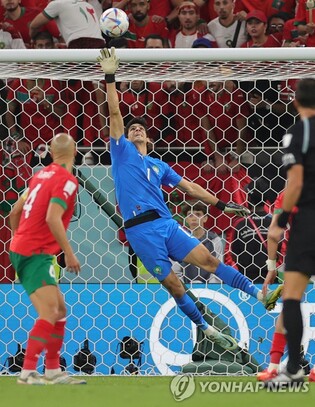 [월드컵] 아프리카의 '뚫리지 않는 방패'…새 역사 써 내려가는 모로코