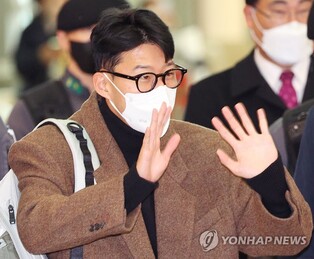 [월드컵] '공항 즉석 사인회'로 응원 보답한 손흥민, 팬 배웅 속 영국으로