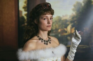 황실의 인형이길 거부했던 엘리자베트의 삶…영화 '코르사주'