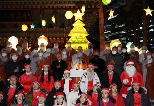 [Moment to Focus] Christmas tree at Buddhist temple