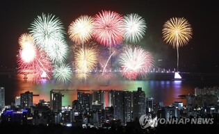 70만명 몰린 부산 불꽃축제, 우려 속 무사히 마무리(종합)