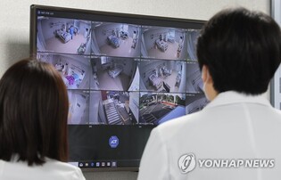 (LEAD) S. Korea's new COVID-19 cases over 88,000 amid winter surge