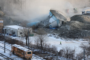 [Moment to Focus] Demolition work at cement silo