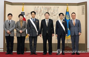 'Squid Game' director, lead star receive nat'l cultural medal