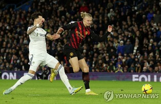 홀란, 멀티골로 EPL 20골 고지…맨시티는 리즈 3-1 제압