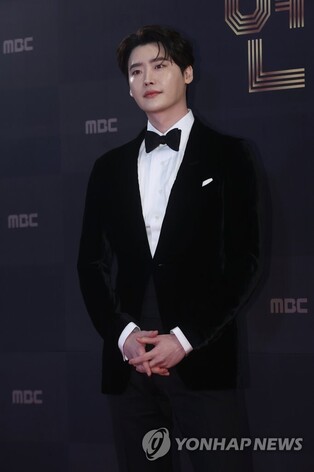 MBC’s ‘Best Acting Award’ goes to actor Lee Jong-suk of ‘Big Mouth’