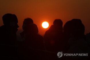 '수고했어! 2022년'…3년만에 재개된 해넘이·타종행사 '북적'